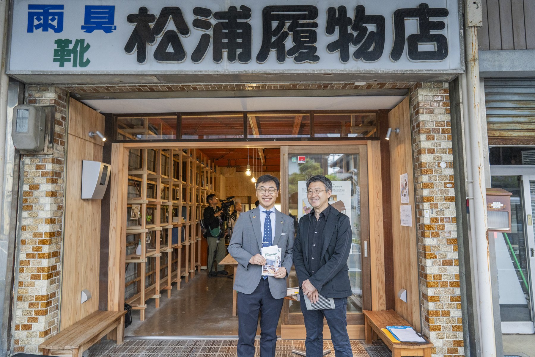 front coffee and hostelの入口