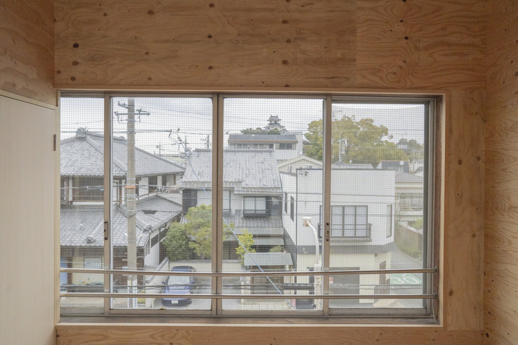 まちを眺める宿の窓